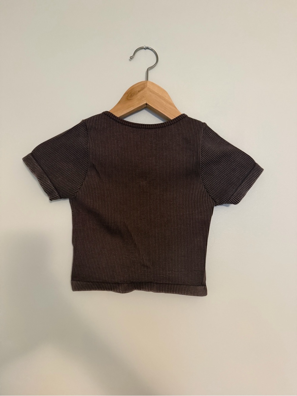 Bella Seamless Brown Ribbed Crop Top with Front V-Notch - Picture 3 of 3